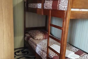 Отель Ashad. Стандарт трехместный с двухспальной и двухъярусной кроватью 3