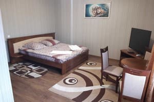 Отель Ashad. Стандарт трехместный с двухспальной и двухъярусной кроватью 4
