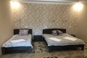 Отель Ashad. Стандарт трехместный с двухспальной и односпальной кроватью 1
