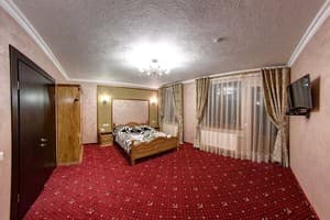 Отель Горный кристалл. Люкс трехместный двухкомнатный 1