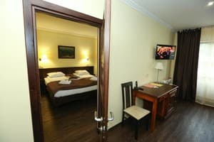 Отель Home Hotel. Делюкс двухместный семейный (двухкомнатный) 2
