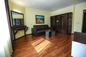 Отель Home Hotel. Полулюкс 4-местный с балконом (трехкомнатный) 2