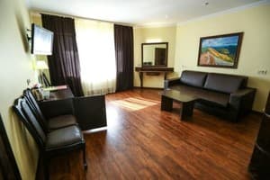 Отель Home Hotel. Полулюкс 4-местный с балконом (трехкомнатный) 1