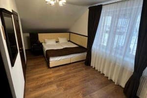 Купецький Двір 4