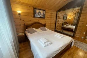 Частная усадьба Зеленая усадьба над рекой. Коттедж 4-местный Карпатия 4